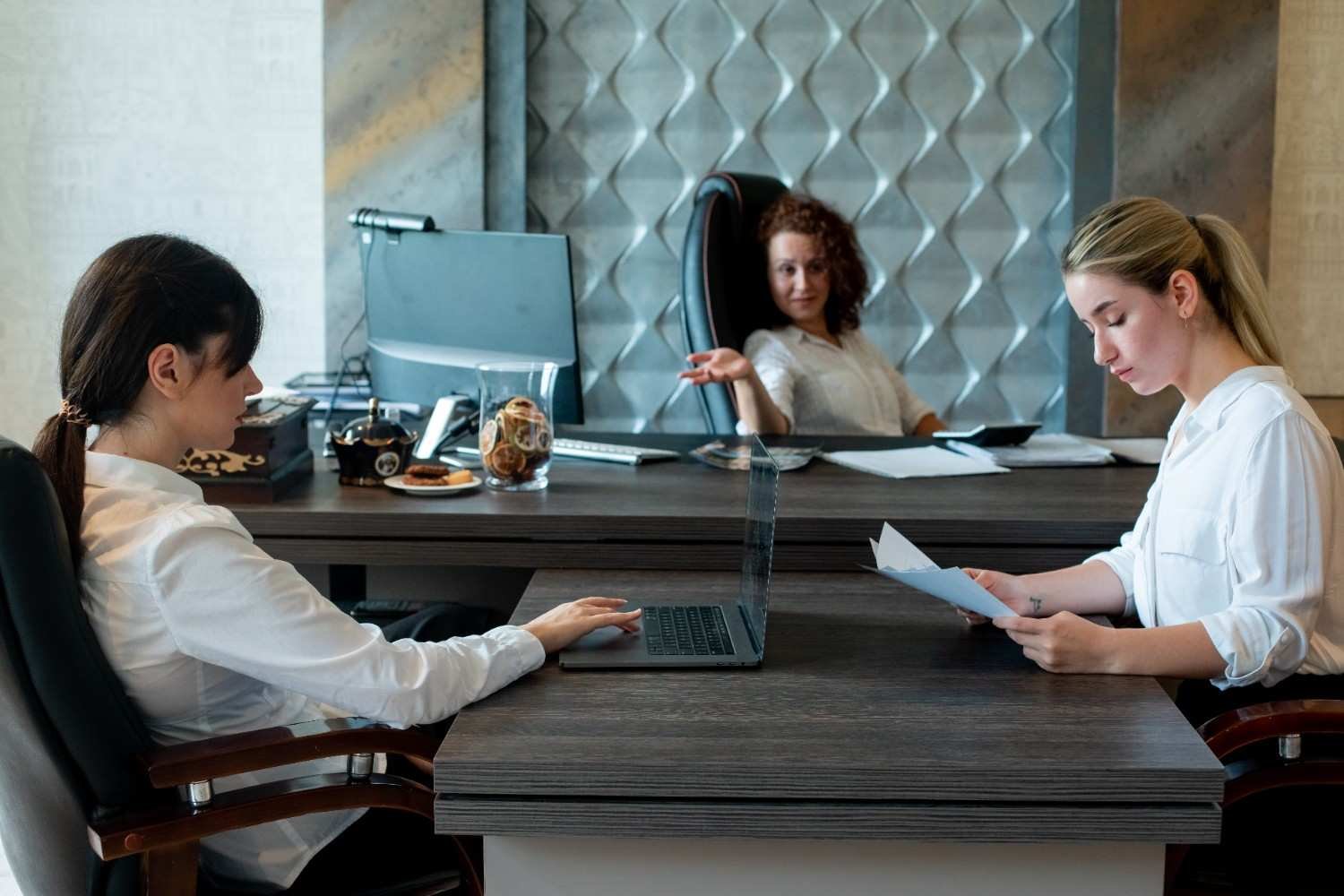 From Teller Window to Extra Income: Side Jobs for Bank Tellers After Work